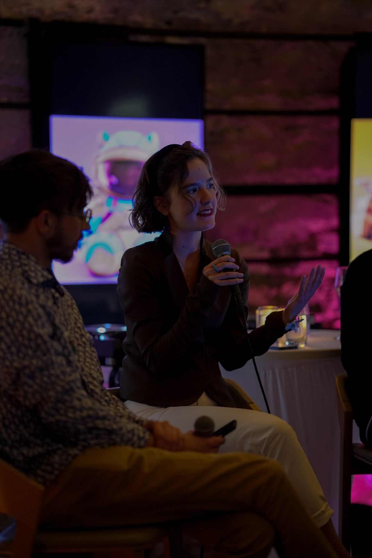 Sofie Bukovska speaking into a microphone during an event